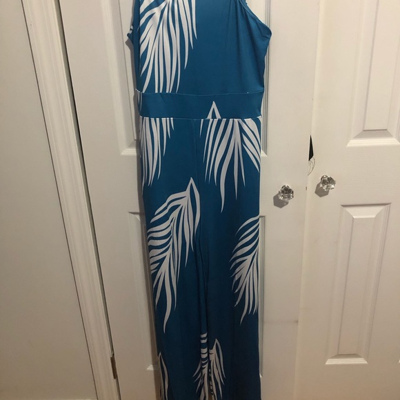 The perfect vacation jumpsuit! - Picture 4 of 4